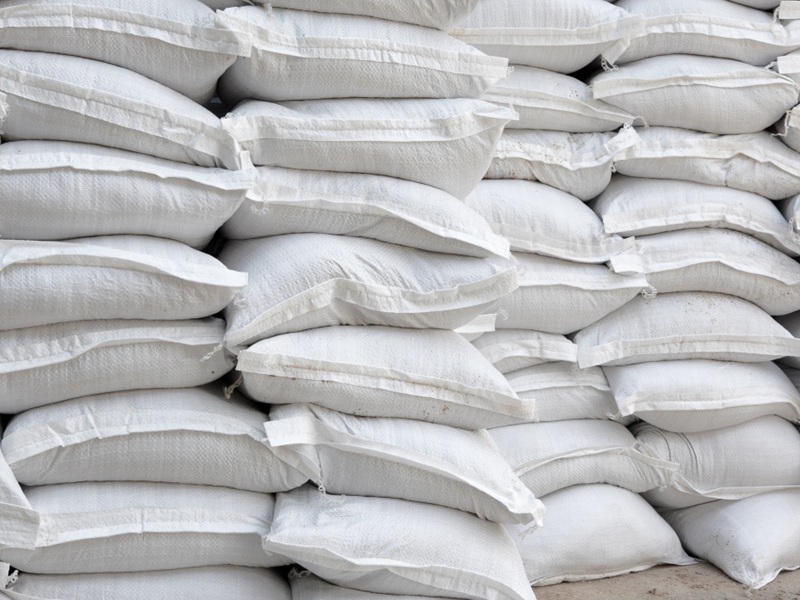 أكياس Vernel Agro Indonesia بوزن 15 و25 كغ مرصوصة في المستودع