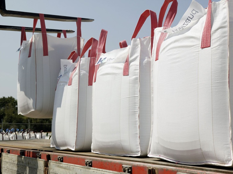 أكياس جامبو Vernel Agro Indonesia بوزن 1 طن على منصات جاهزة للتصدير